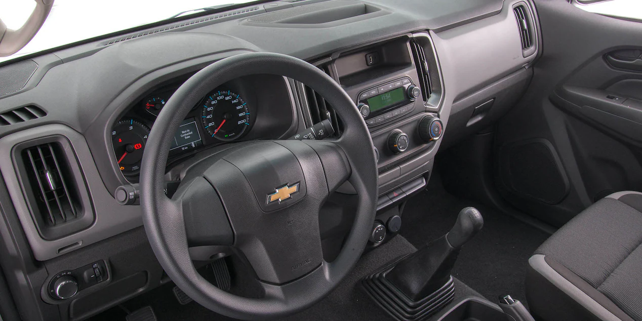 s10-cab-simples-interior-volante